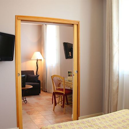 Hotel And Restaurant L Arena Fréjus 外观 照片